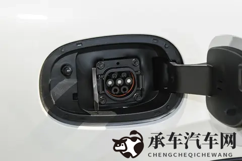 男人的香蕉插进女人的桃子：新能源汽车技术突破，续航充电新高度-2