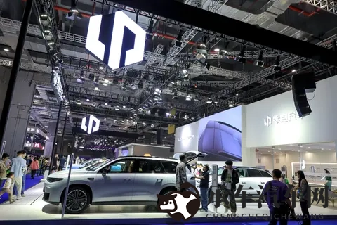 老头在树林里揉我的乳|老人在林中不雅抚摸幼女胸部-2