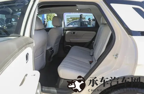 男生女生晚上肌肌对肌：夜幕降临，男女青年亲密互动时光-1