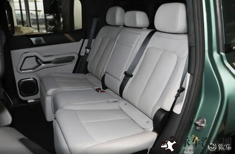 男女打扑克剧烈运动|男女扑克竞技,运动激情四溢-1