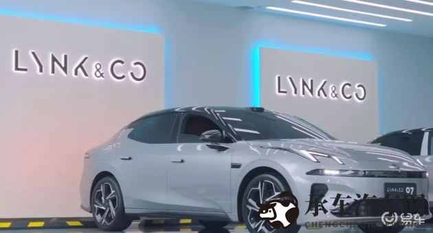 男生把困困放入女生困困洞里|新能源汽车“困困”亮相,独特设计引关注-1