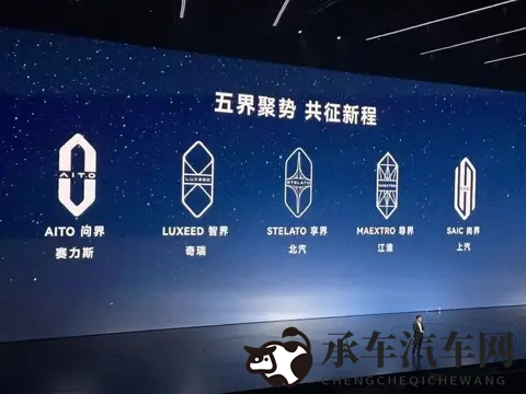 男生把困困放入女生困困洞里|新能源汽车“困困”亮相,独特设计引关注-2