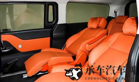 老师的黑森林:神秘内饰引关注,探寻汽车文化新典范-3